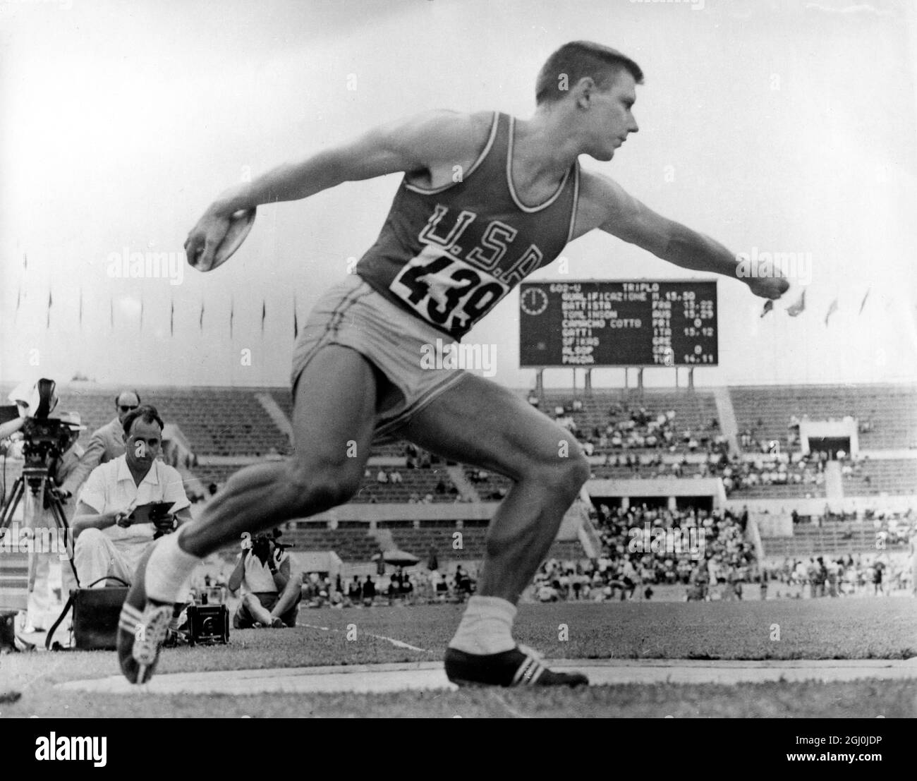 Der 24-jährige Al Oerter aus den Vereinigten Staaten, der in der Qualifikationsrunde des Diskus mit einem Wurf von 191 Fuß 8 1-4 Zoll den olympischen Rekord brach. Am 7. August 1960 1960 gewann er die Goldmedaille bei den Olympischen Spielen in Rom Stockfoto