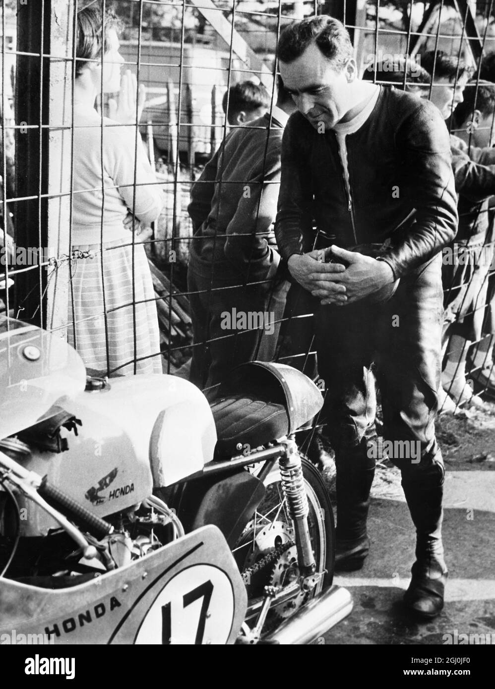 Isle of man: Ken Kavanagh, austalischer Ass-Fahrer und TT-Rennfahrer, interessiert sich sehr für die japanischen Honda 125-ccm-Maschinen, die das japanische Team in diesem Jahr bei den Rennen fährt. Mai 1959 Stockfoto