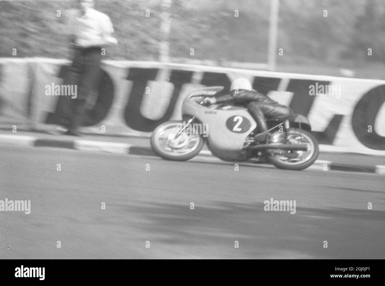 Kunimitsu Takahashi, 22 Jahre alter japanischer Motorradstar, im Bild mit Geschwindigkeit Sekunden, bevor er seine Honda Maschine während des 125 ccm Leichtgewicht-Events beim International Tourist Trophy Race auf der Isle of man abstürzte. Er stürzte zweieinhalb Meilen vor dem Start ab. Er wurde mit Kopfverletzungen ins Krankenhaus gebracht. Juni 1962 Stockfoto