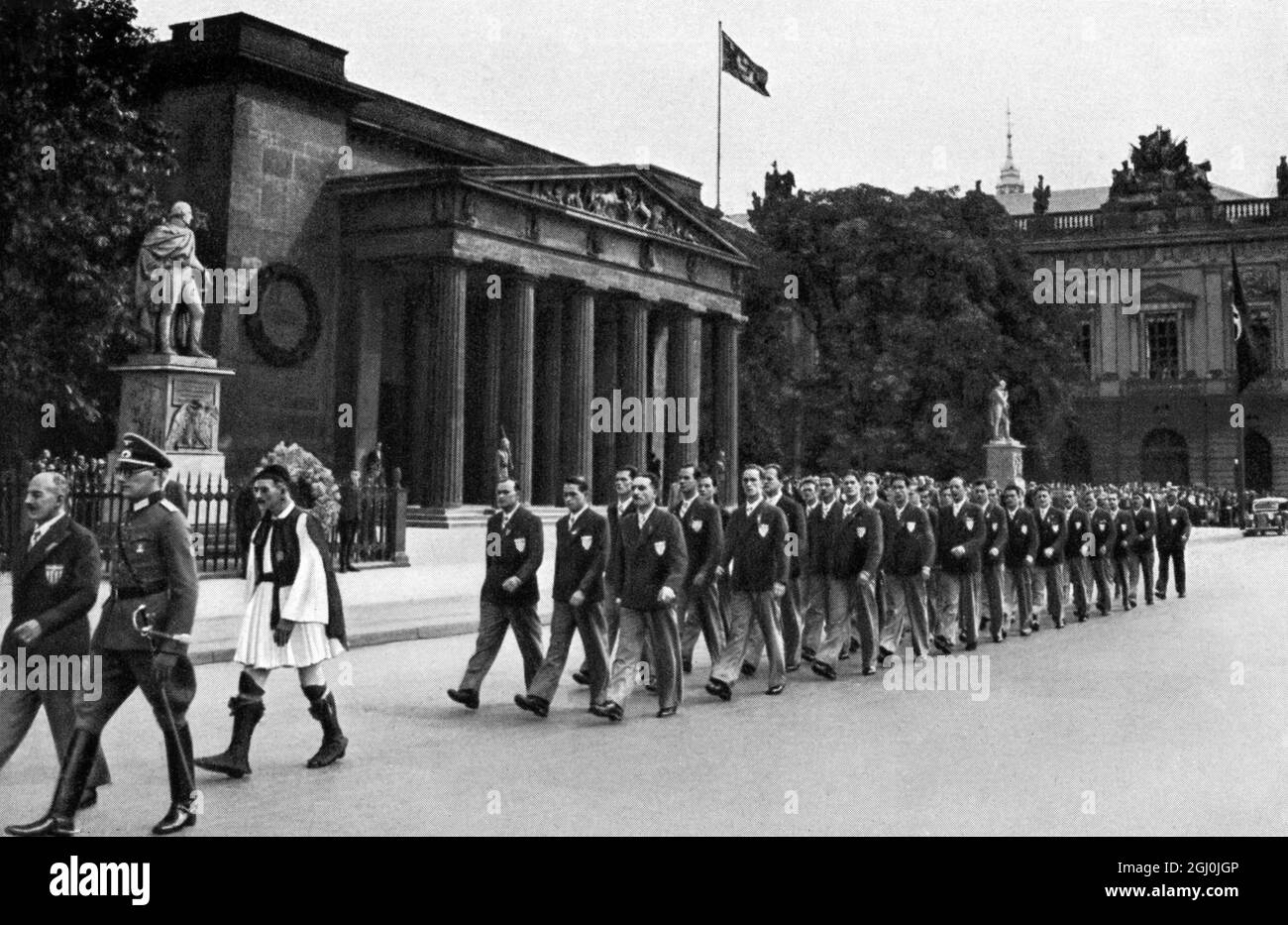 Olympia 1936, Berlin - das griechische Olympia-Team mit Spyridon Loues, dem Marathon-Läufer von Athen - 1896, an der Stelle nach der Kranzniederlegung am Denkmal in Berlin. (Die Olympia-Expedition Griechenland mit Spyridon Loues, dem Marathonsieger von Athen - 1896 an der Spitze, nach der Krankenniederlegung am Ehrenmal in Berlin) ©TopFoto Stockfoto
