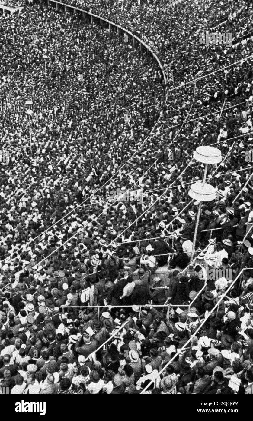 Olympische Spiele 1936, Berlin - Hunderttausend wurden täglich Zeuge der großen olympischen Feier und des Wettbewerbs. (Hunderttausend waren taglich Zeuge der grossartigen olympischen Feiern und Wettkämpfe) ©TopFoto Stockfoto