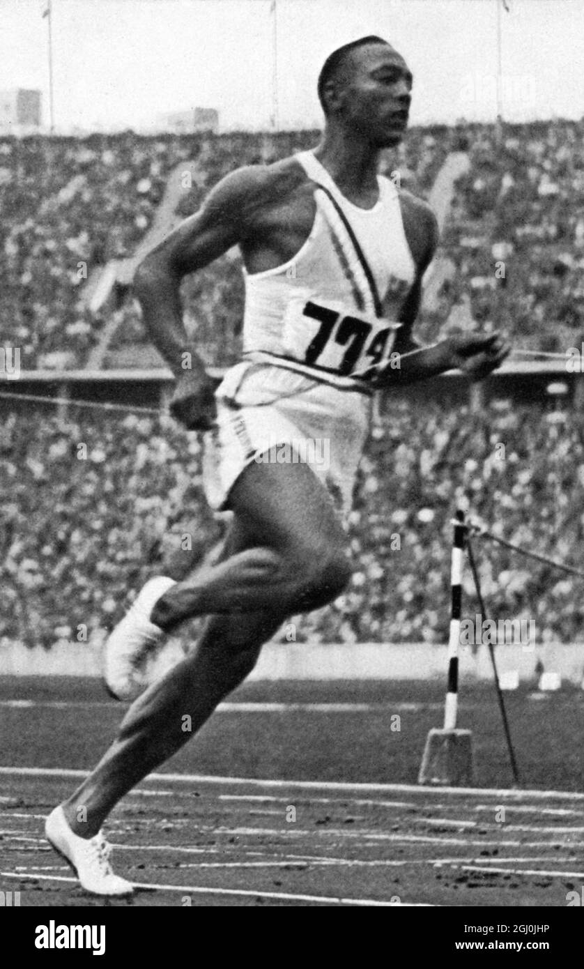 Olympia 1936, Berlin - Jesse Owens am zweiten Tag. Sein Weltrekord von 10, 2 sec wurde nicht erkannt. Am Eröffnungstag (2. August 1936) stellte Jesse Owens bei einer Probehitze des 100-Meter-Sturzes einen Weltrekord von 10.2 Sekunden auf, obwohl der Rekord später nicht zugelassen wurde, weil der Wind zu seinen Gunsten war. (Jesse Owens stellt im 2. Lauf der zweiten Vorlaufserie seinen (nicht erkannt) 10, 2 SEK.-Weltrekord auf.) ©TopFoto Stockfoto