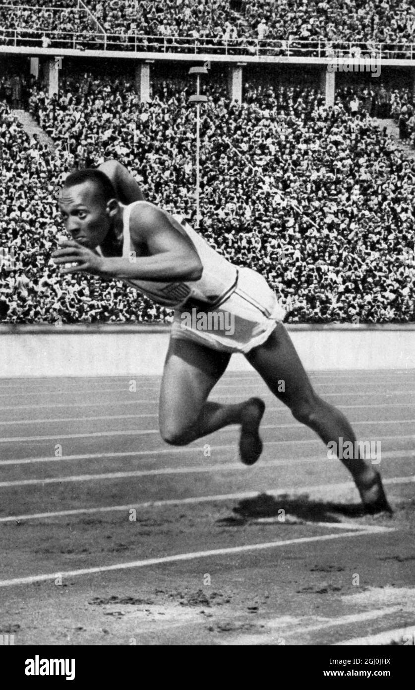 Olympia 1936, Berlin - zu Beginn des 200m-Sprints, den er in der olympischen Rekordzeit von 20,7 Sekunden gewann. (Jesse Owens (USA) beim Start zum 200 m Endlauf, den er in olympischer Rekordzeit von 20,7 SEK. Wann.) ©TopFoto Stockfoto