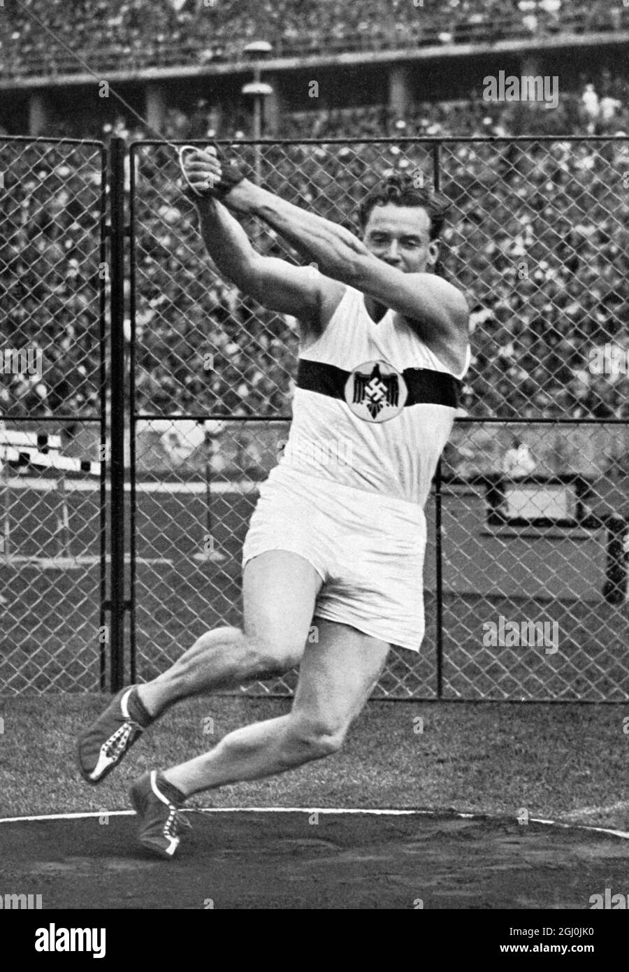 Olympia 1936, Berlin - Karl Hein (Deutschland), Weltrekordhalter im Hammerwurf, macht einen Wurf von 56,49 Metern. ©TopFoto Stockfoto