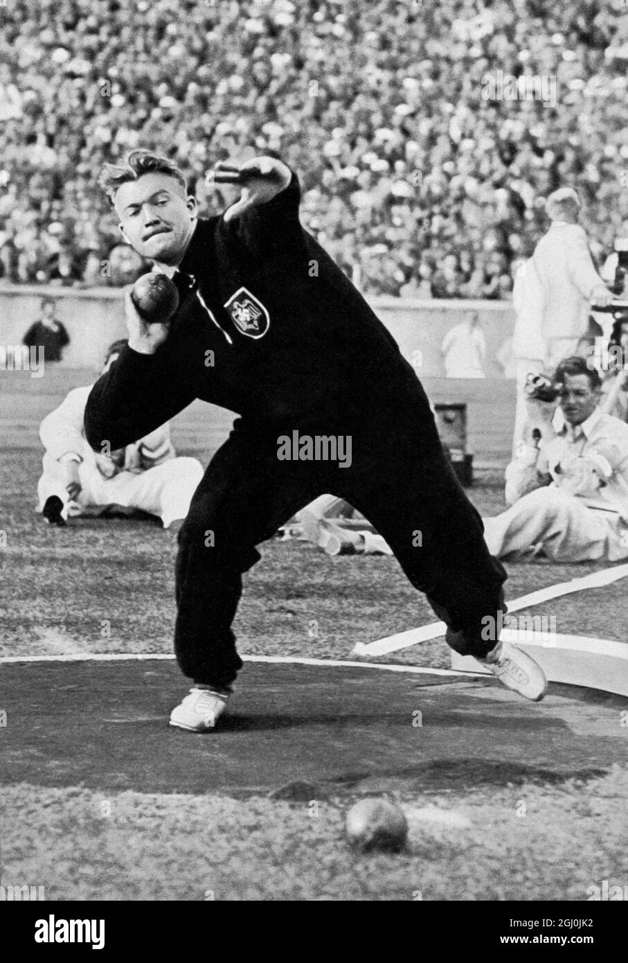 Olympia 1936, Berlin - Hans Woellke (Deutschland) triumphierte mit 16,20 Metern im Schuss und machte damit einen neuen olympischen Rekord. (Hans Woellke siegte mit 16,20 m im Kugelstossen und zielte damit einen neuen olympischen rekord.) ©TopFoto Stockfoto