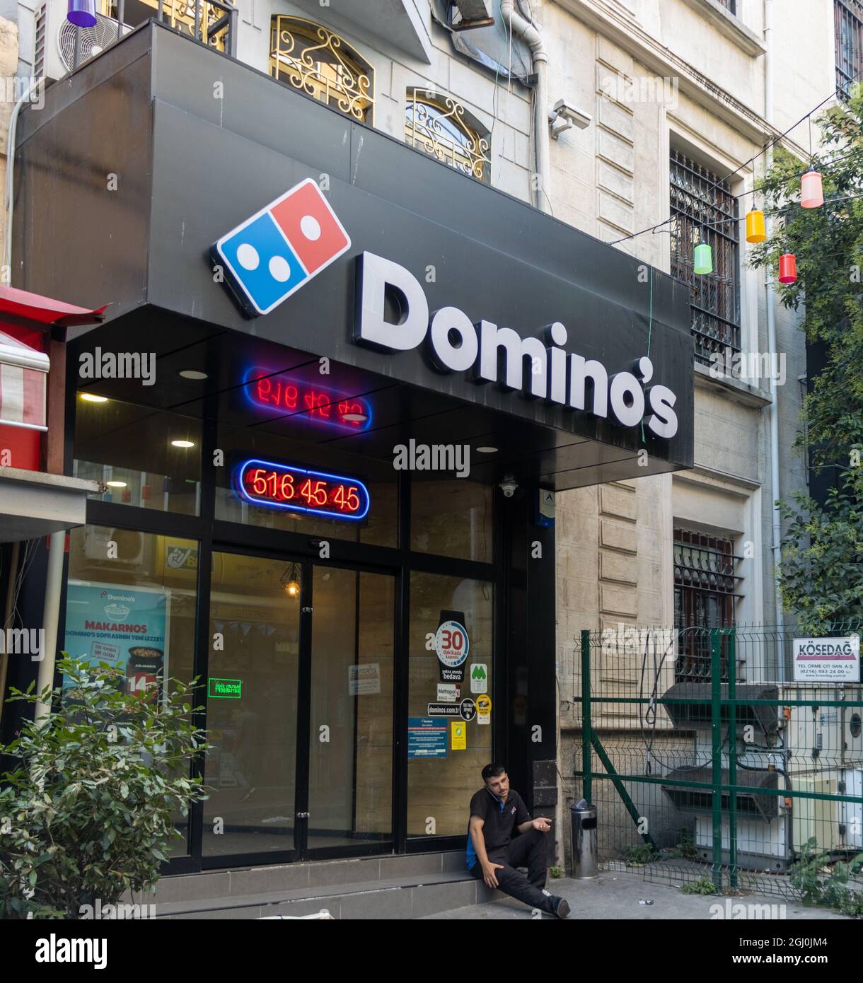 Kumkapi, Fatih, lstanbul - Türkei - August 30 2021: Dominos Pizza Restaurant Kumkapi Istanbul Zweigstelle Außenansicht Stockfoto