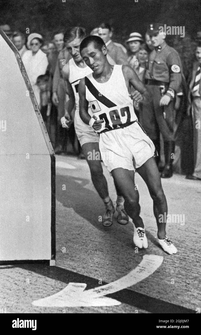 Olympia 1936, Berlin - aufgrund der Marathonlaufrichtung (nach 21,410 km) lagen Kitei Son (Japan) und Ernst Harper (GB) noch 2 Minuten hinter Juan Carlos Zabala. ©TopFoto Stockfoto