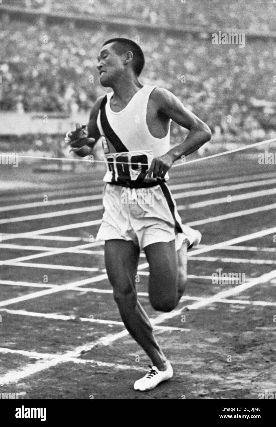 Olympia 1936, Berlin - aufrecht, stark und in gutem Zustand, steht Kitei Son, der harte japanische Marathonläufer nach 42 km, im olympiastadion an erster Stelle. ©TopFoto Stockfoto