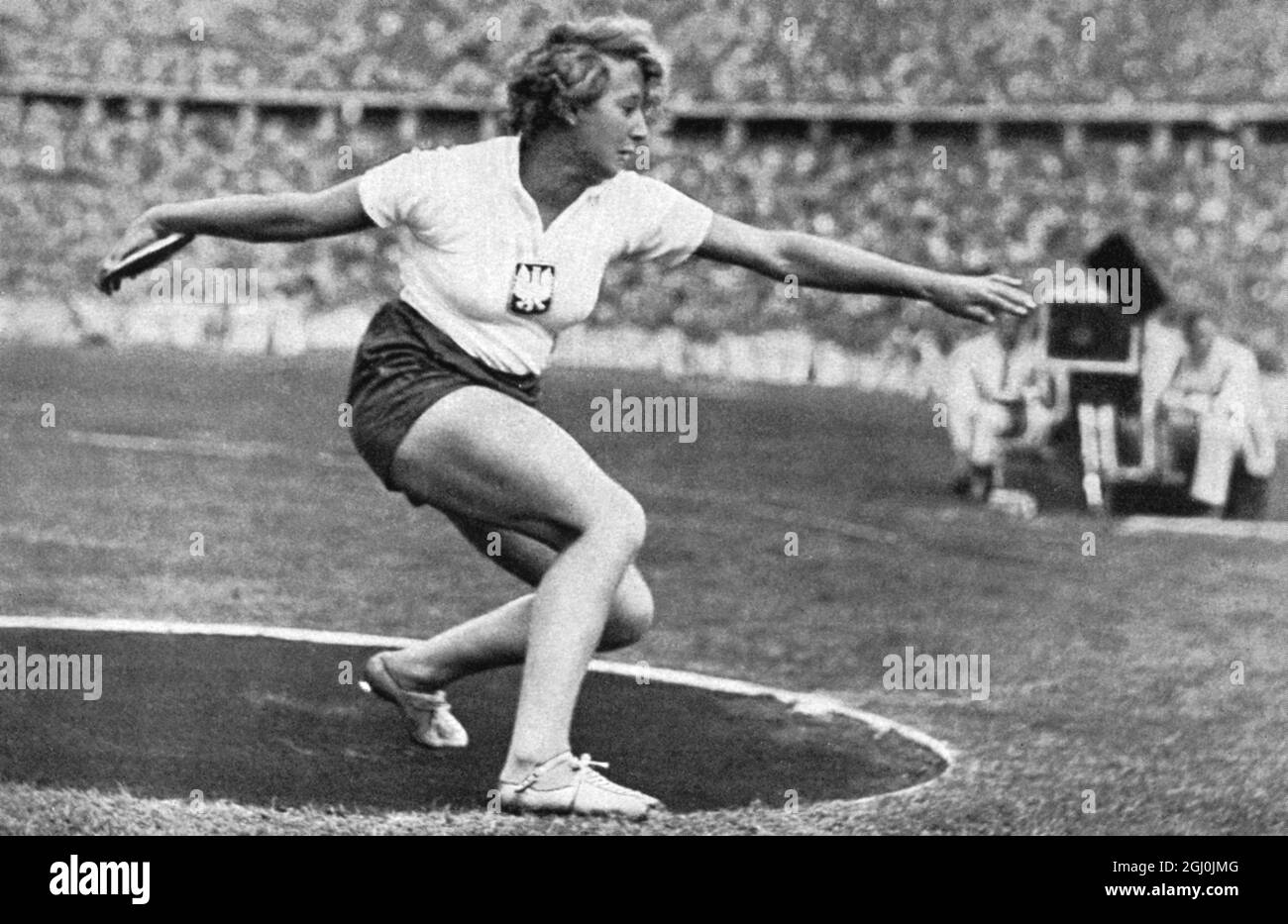 Olympische Spiele 1936, Berlin - Hedwiga Wajsowna (Polen) ist Inhaberin eines neuen olympischen Rekordes, aber Zweiter in der Gesamtwertung des Diskuswurfgeschehens. (Hedwiga Wajsowna war Nut wenige Minuten lang in eines neuen olympischen Rekordes.) ©TopFoto Stockfoto