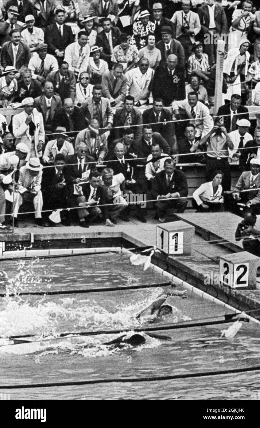 Olympia 1936, Berlin - Duell zwischen den USA und Japan im 400m Freistil Schwimmen. Im letzten Drittel des Kurses triumphierte Jack Medica (USA) in der 2. Lane über Shunpei Uto (Japan) in der 3. Lane. (Der Zweikampf USA-Japan: Im 400m Freistilschwimmen siegte Jack Medica-USA vor Uto-Japan in einem herlichen Kopf-an-Kopf-Kampf im letzten Drittel der letzten Bahnlänge.) ©TopFoto Stockfoto