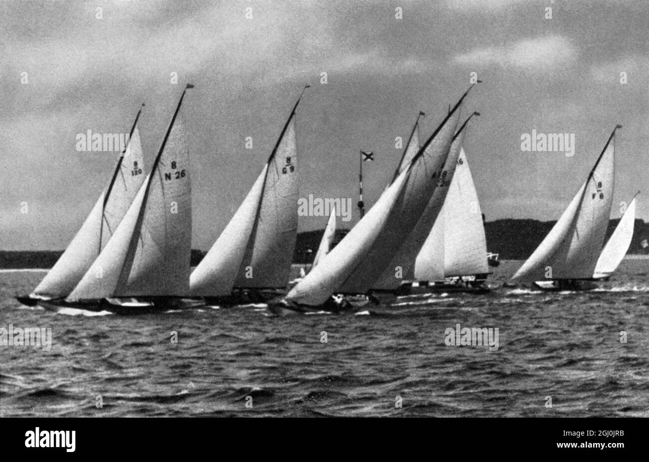 Olympia 1936, Berlin - die große Kielbootklasse beginnt. Der Start der 8 Meter langen R-Klasse bei stürmischem Wetter. (Das Rennen der großen Kielbootklasse beginnt: Start der 8-m-R-Klasse Bet stabilem Wettter.) ©TopFoto Stockfoto