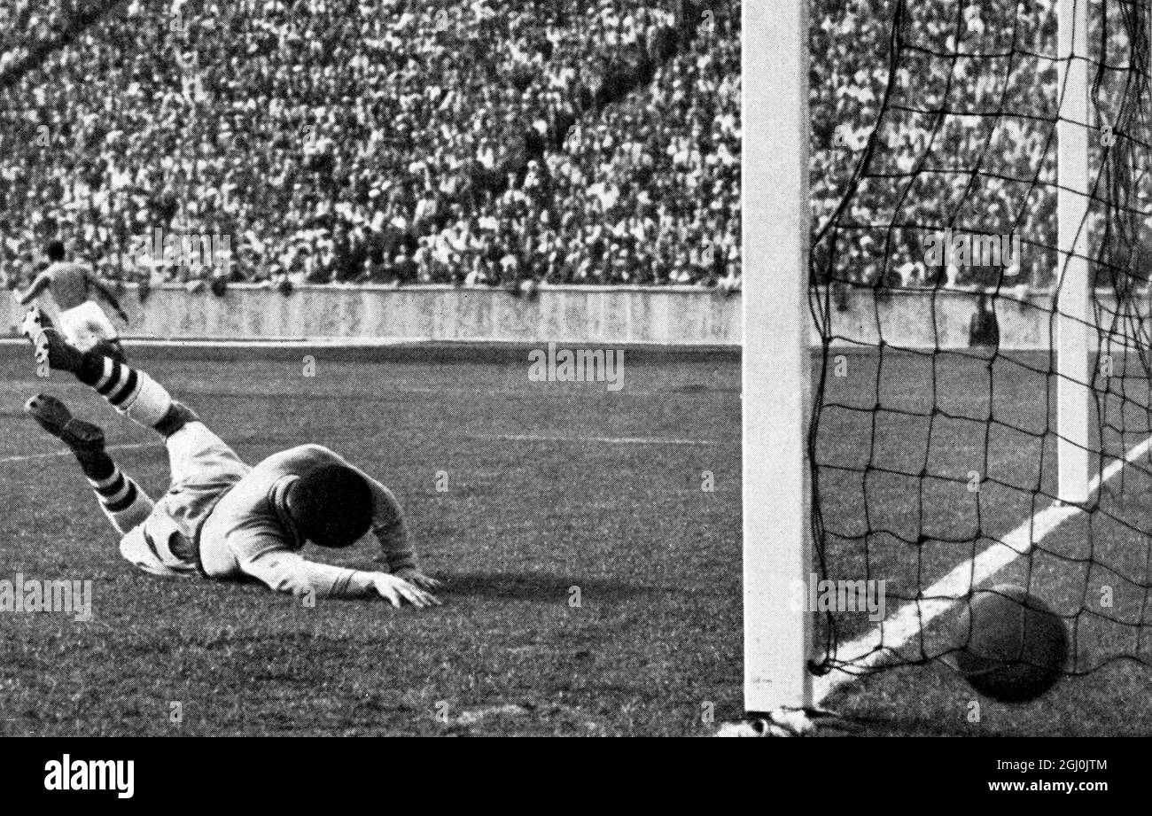 Olympia 1936, Berlin - das erste Tor für Italien im Spiel gegen Norwegen. Der Ball ist im Netz. (Das erste Tor Italiens im Spiel gegen Norwegen: Der Torwart ist bereit, der Ball im Netz.) ©TopFoto Stockfoto