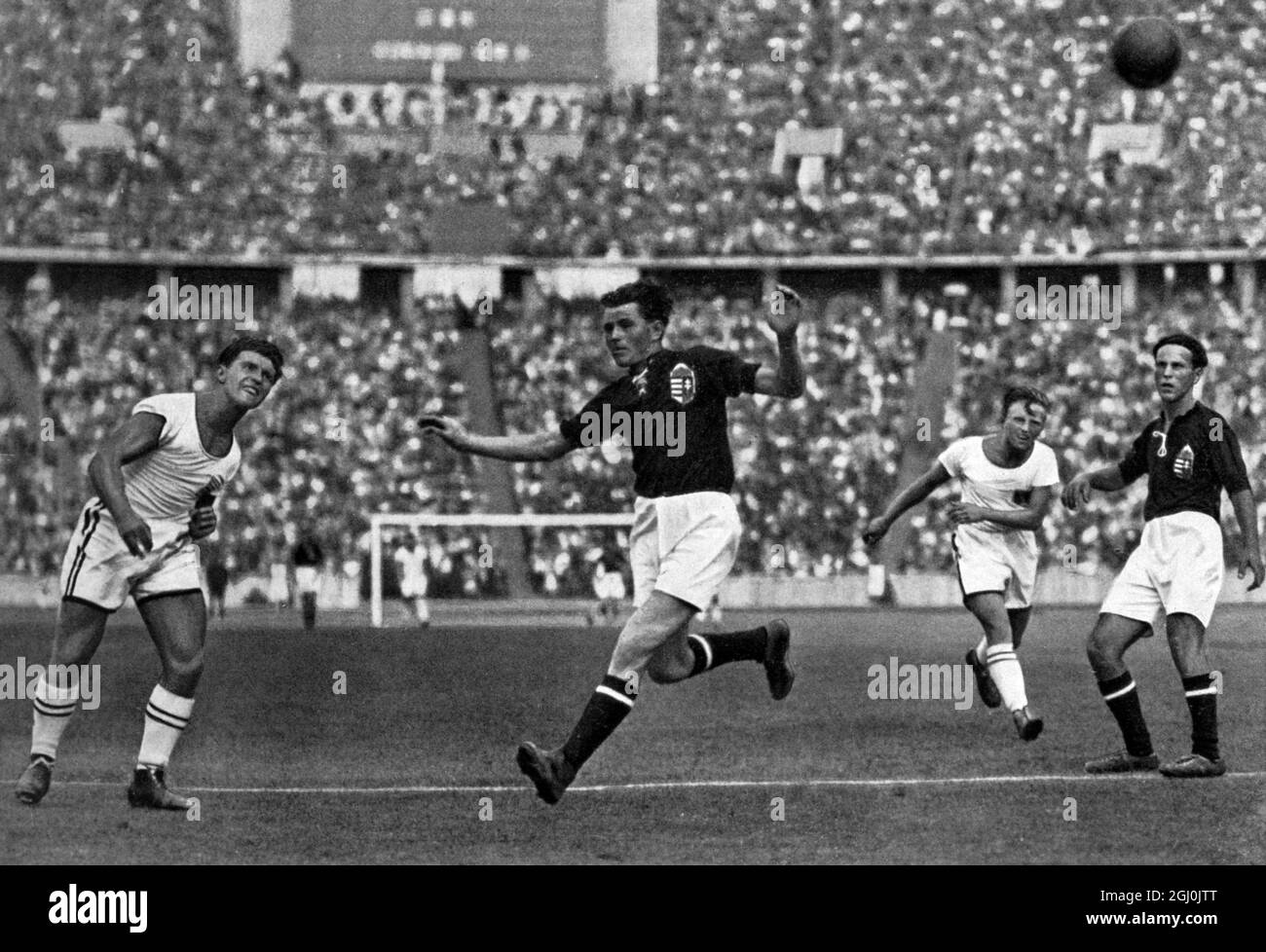 Olympische Spiele 1936, Berlin - die Spiele waren ereignisreich und hielten die Zuschauer in ihren Bann. Hier zeigt Österreich gegen Ungarn im Einsatz während der Zwischenrunde. (Das wechselvolle Spielbild beim Handball hat die Zuschauer im Bann: Hier stürmt Osterreich gegen Ungarn im Spiel der Zwischenrunde.) ©TopFoto Stockfoto