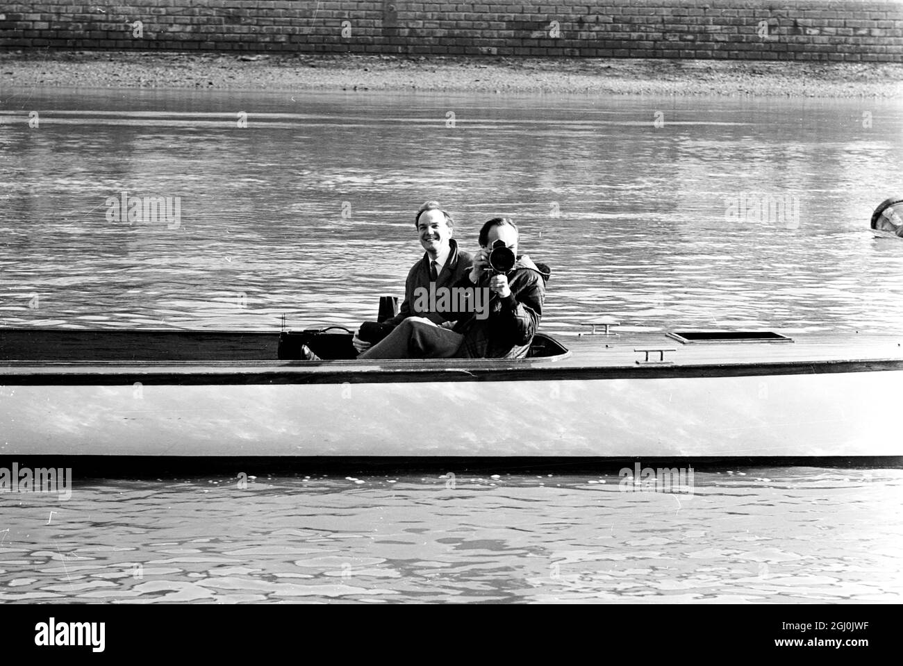 London: Heute Morgen, am 13. März, auf dem Thames Tideway sind zum ersten Mal in diesem Jahr die Dark Blues of Oxford. Die Crew begleitete Cambridge auf dem Tideway in der letzten Vorbereitung für das jährliche Varsity Boat Race, das am 25. März stattfindet. Cambridge kam am letzten Donnerstag an. Zwei Amerikaner von der Yale University sind in Oxford's Bootsrennen-Crew enthalten. Von Bow: J.R. Bockstoce von Yale und St. Edmund Hall; M.S. Kennard: CF.H. Freeman, J.E. Jensen von Yale und New College; J.K. Mullard, C.I. Blackwall, D. Topolski, P.G. Saltmarsh, Stroke und Peter Miller, cox. 13. März 1967 Stockfoto