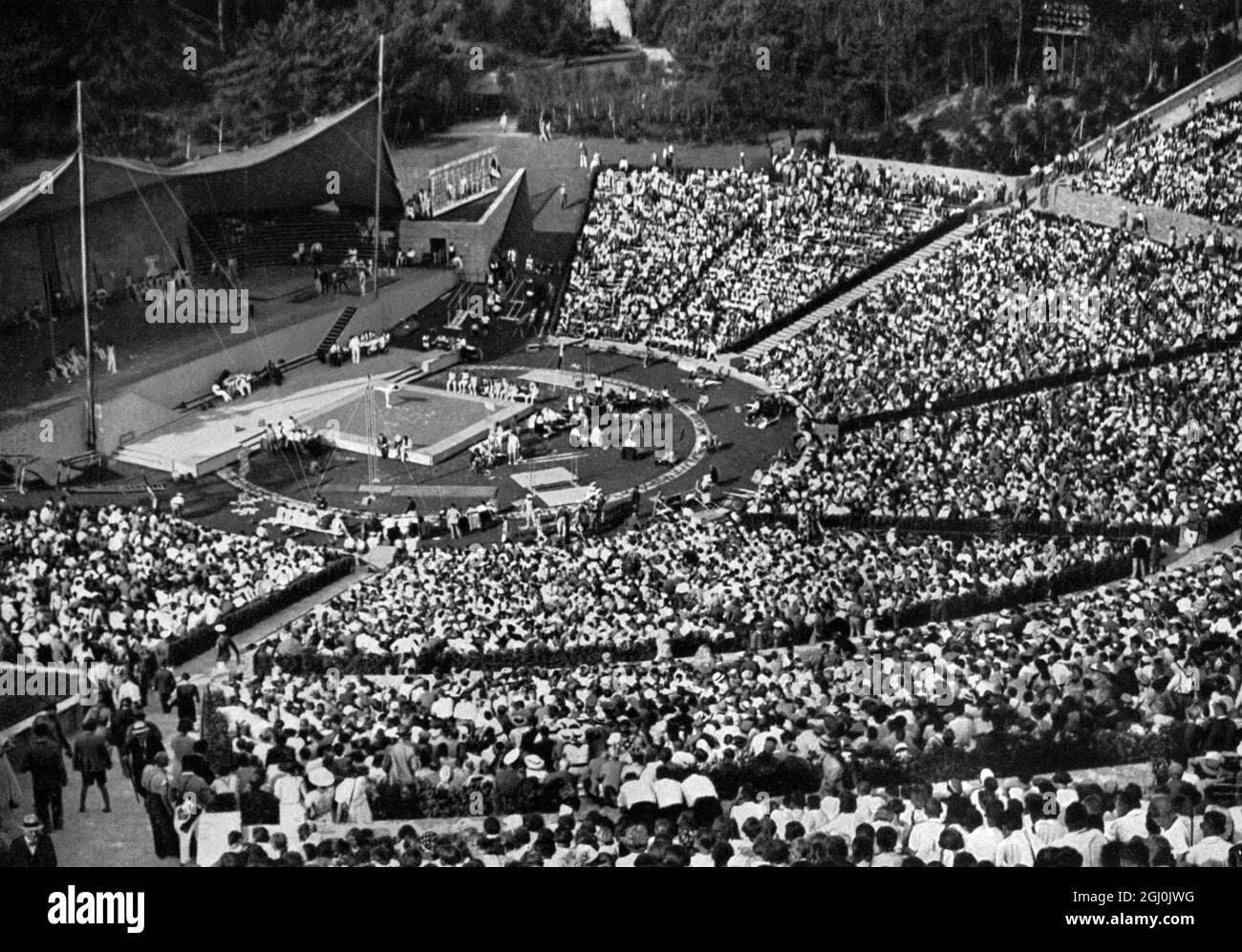 Olympia 1936, Berlin - drei Tage lang war das Amphitheater (Dietsch Eckart Freilichtbühne) Schauplatz des Turnens im olympischen Sportareal, weltweit gesehen. ©TopFoto Stockfoto