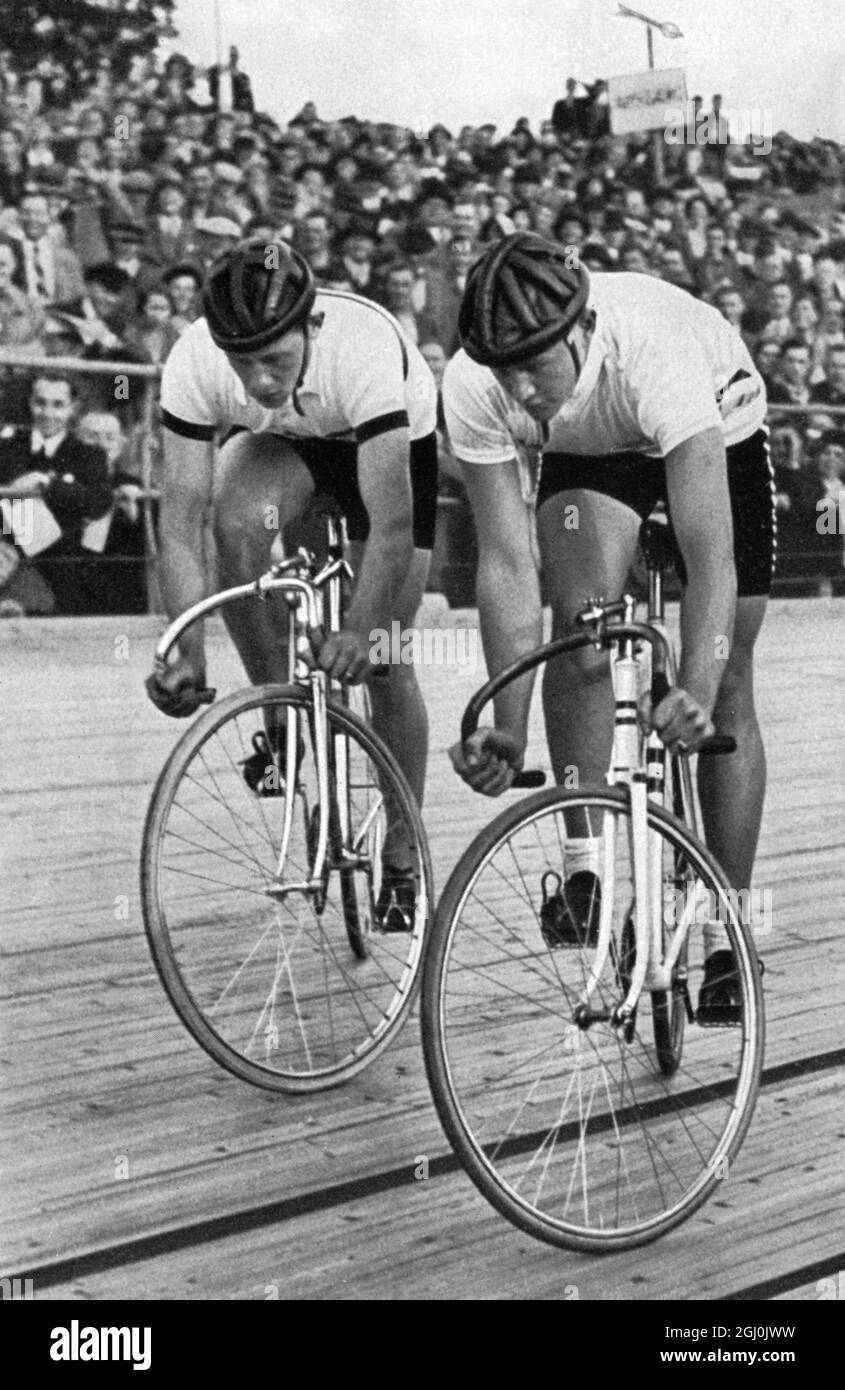 Olympia 1936, Berlin - die Olympiasieger Toni Merkens und der Amerikaner Sellinger starten zum Ausscheidungslauf des 1000-Meter-Radrennens. (Olympiasieger Toni Merkens und der amerikanische Sellinger beim Start zum Ausscheidungslauf des 1000-Meter-Malfahrens.) ©TopFoto Stockfoto