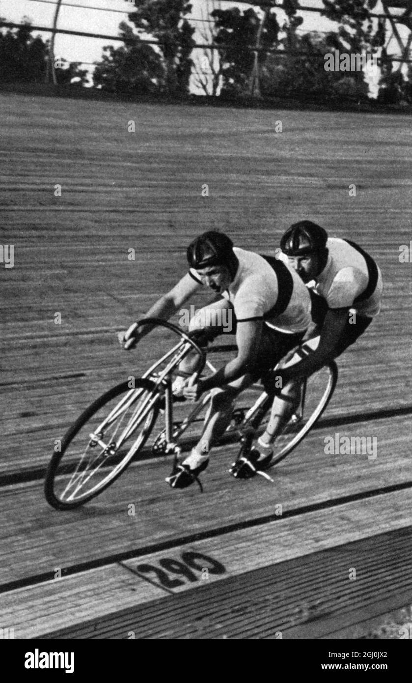Olympia 1936, Berlin - Ernst Ihbe und Carl Lorenz gewannen beim Tandem-Radrennen Gold für Deutschland. (Ernst Ihbe - Charly Lorenz holten im Zweiwitzerverfahren eine Goldmedaille für Deutschland.) ©TopFoto Stockfoto