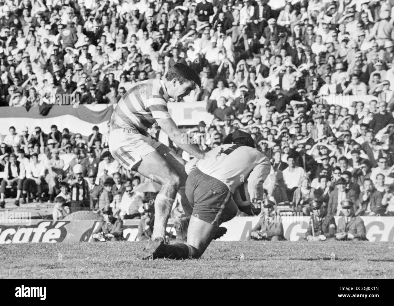 Montevideo: hughes of Glasgow Celtic stößt beim Finale der World Club Meisterschaft hier am 4. November mit dem Racing Club-Torwart Cejas (dreifache Folge) zusammen. 8. November 1967 Stockfoto