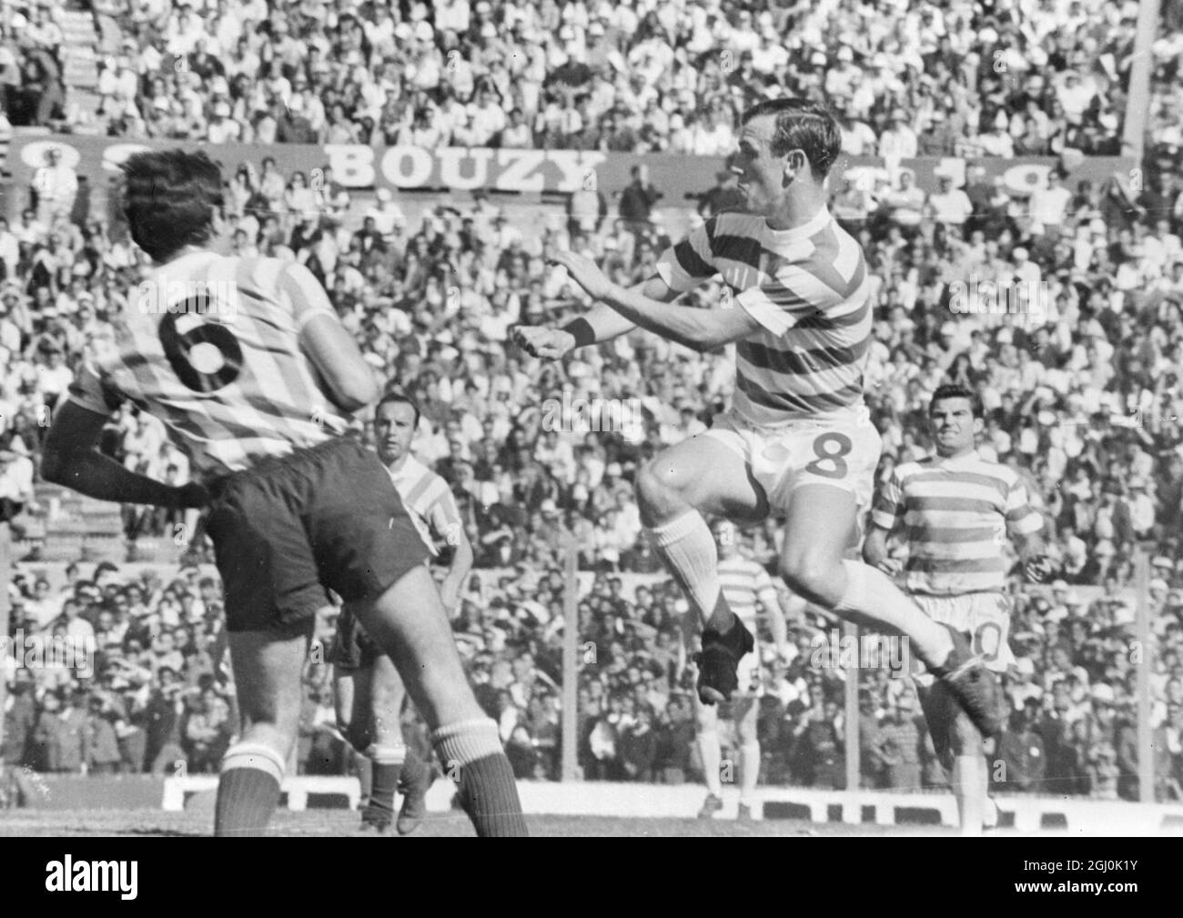 Montevideo: Lennox von Celtic und Basile vom Racing Club Argentina schlagen sich beim Finale der Weltmeisterschaft hier am November gegeneinander an. 8. November 1967 Stockfoto