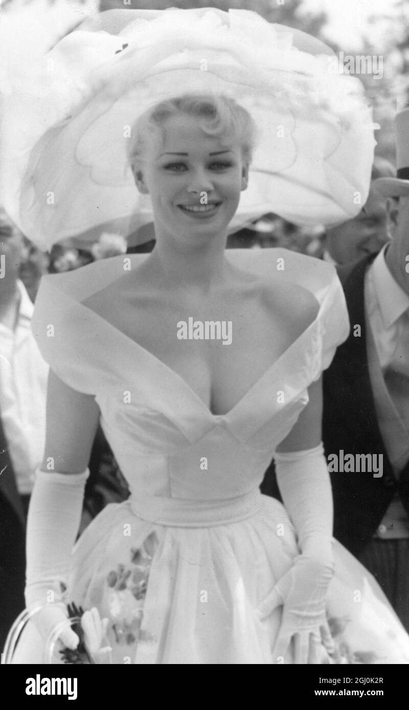 Royal Ascot - Erster Tag. Bühne und Fernsehstar Sabrina hielten sich in diesem Hut mit großen Krempen und einem Schulterkleid mit tiefem Ausschnitt heute, dem ersten Tag des Royal Ascot Renntreffens, in Ascot kühl. 18. Juni 1957 Stockfoto