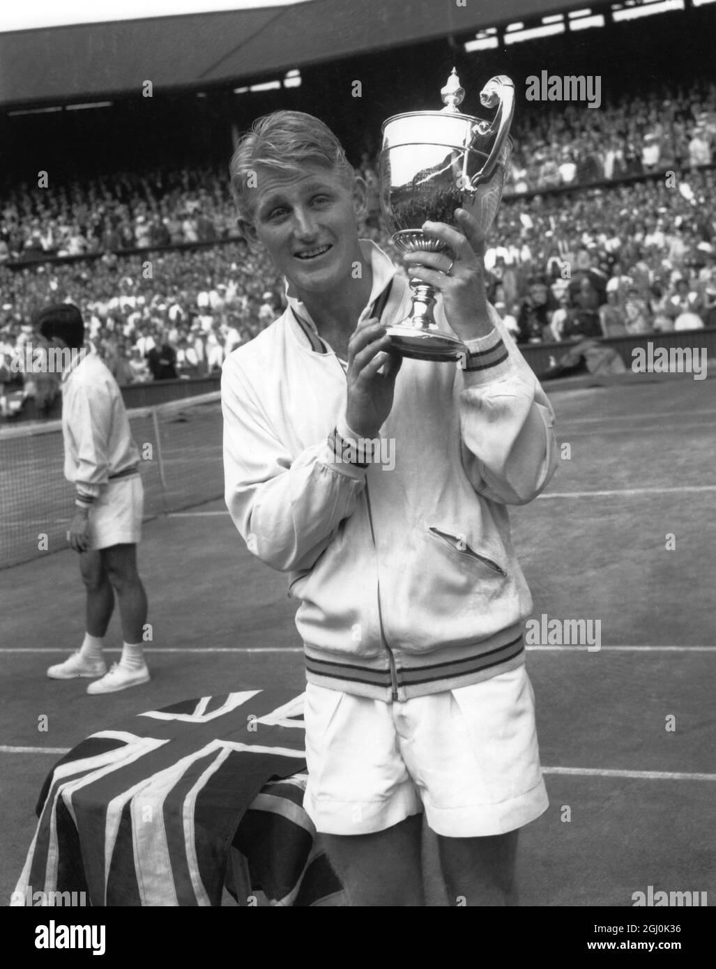 Lew Hoad (AUS) zeigt seinen Pokal, nachdem er am 6. Juli 1956 die Wimbledon Singles Championship auf dem Center Court in Wimbledon gewonnen hat. ©TopFoto *** Ortsüberschrift *** 1956 - L.A. Hoad 1957 - L.A. Hoad Stockfoto