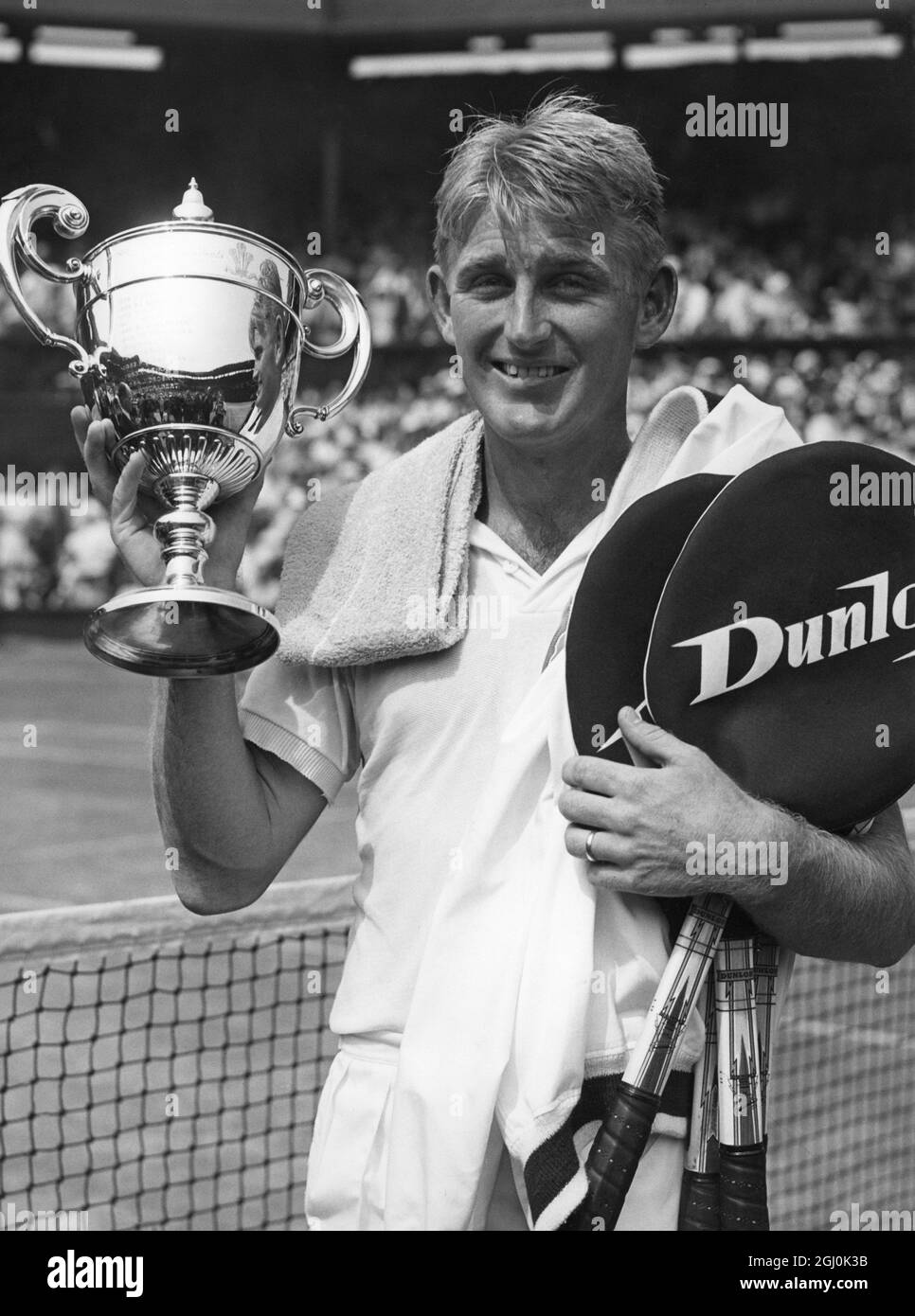 Lew Hoad (AUS) im Alter von 22 Jahren – Gewinner des Men's Singles Finales in Wimbledon am 5. Juli 1957. ©TopFoto *** Ortsüberschrift *** 1957 - L.A. Hoad Stockfoto