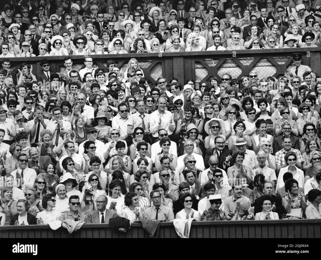 6. Juli 1967 das Center Court Publikum in Wimbledon Stockfoto