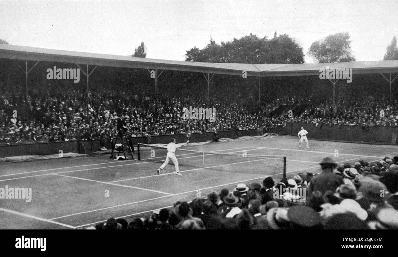 Finale der alleinreisenden Singles: G. L. Patterson (Australien) v. A. R. F. Kingscote 1919 ©TopFoto Stockfoto