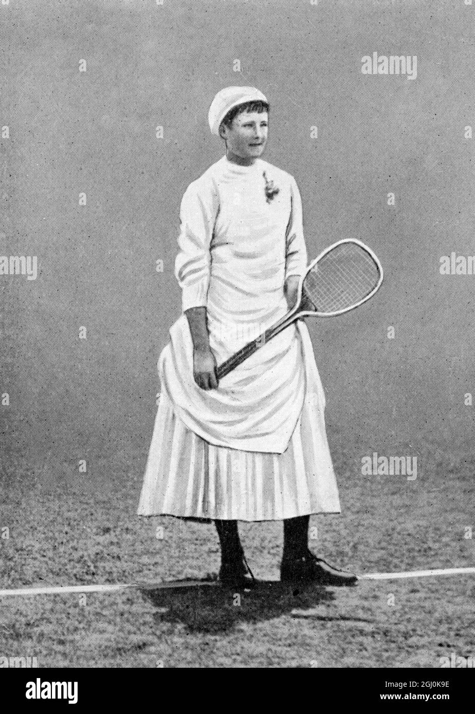 Miss L. Dodd - Charlotte ''Lottie'' DoD (24. September 1871 - 27. Juni 1960) war eine englische Athletin, die am besten als Tennisspielerin bekannt war. Im Sommer 1887 gewann sie fünf Mal die Wimbledon Ladies' Singles Championship, die erste mit nur fünfzehn Jahren. Sie bleibt die jüngste Damen-Einzelsiegerin, ©TopFoto Stockfoto