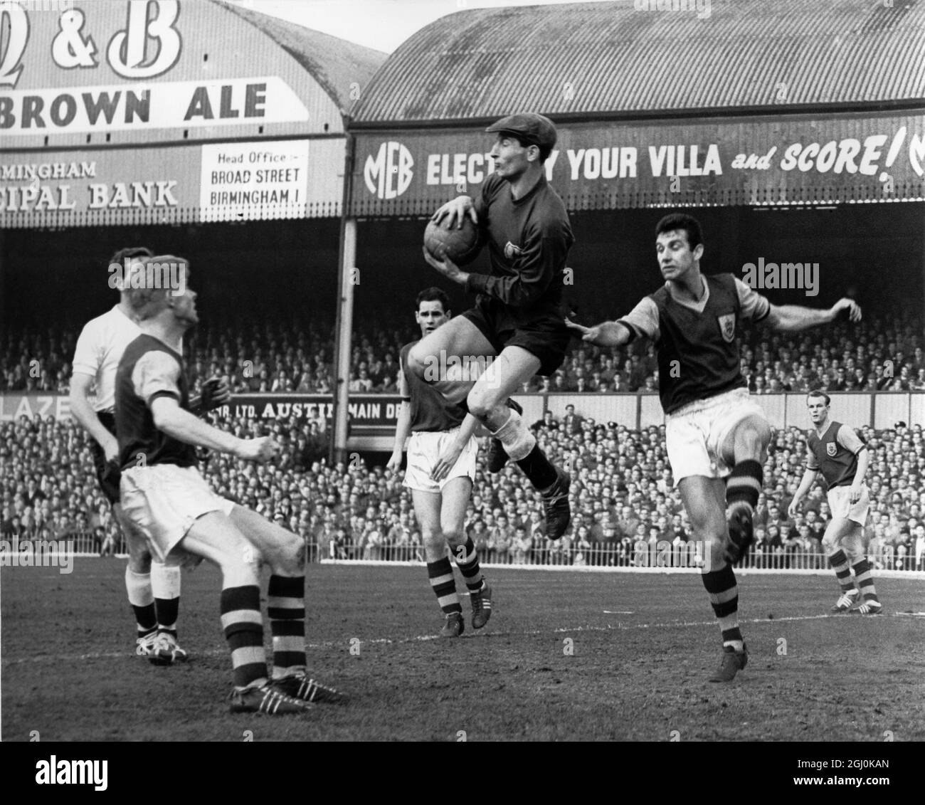 Tottenham Hotspors schlug Burnley im Halbfinale des F A Cup in Villa Park, Birmingham, um das Finale in Wembley zu erreichen. Brown, der Torhüter von Spurs springt hoch, um vor Pointer, Burnleys Vorwärts und Robson, Burnleys innen-links, zu retten. März 1961 Stockfoto