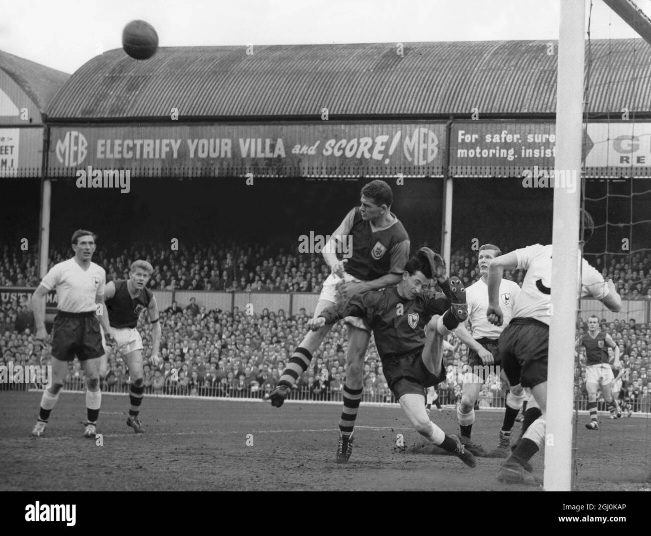 Tottenham Hotspors schlug Burnley im Halbfinale des F A Cup in Villa Park, Birmingham, um das Finale in Wembley zu erreichen. Brown, der Torhüter von Spurs verliert seine Mütze, als er Miller, Burnleys linke Hälfte, mit den vollen Rückseiten von Spurs, Henry und Baker, die das Tor abdecken, und Blanchflower und Pointer (links) Stockfoto