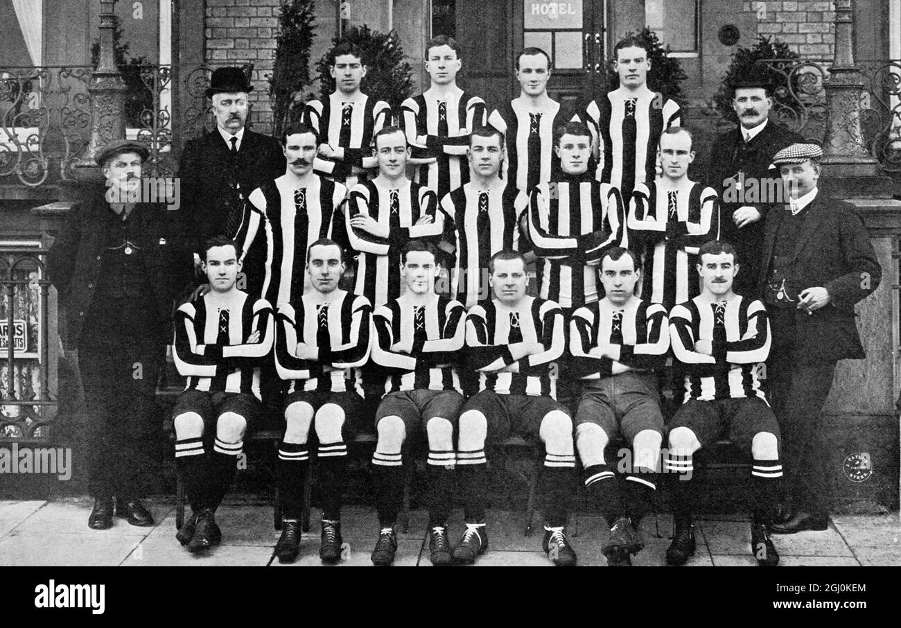 Finalisten des Football Association Cup - Newcastle United Team L bis R Back Row : W. Cracken D. Pudan P. McWilliam J. Carr Middle Row : J. Bell ( Vice Chairman ) A. McCombie F. Speedie D. Willis J. Lawrence J. Rutherford J.P. Oliver ( Direktor ) vordere Reihe : J.Q. McPherson ( Trainer ) C. Veitch A. Gosnell J. Howie W. Appleyard A. Gardner G. Wilson F.G. Watt (Sekretärin) verlor die 1908 Cup-Finale, geht nach unten 3-1 zu Wolverhampton Wanderers. Stockfoto