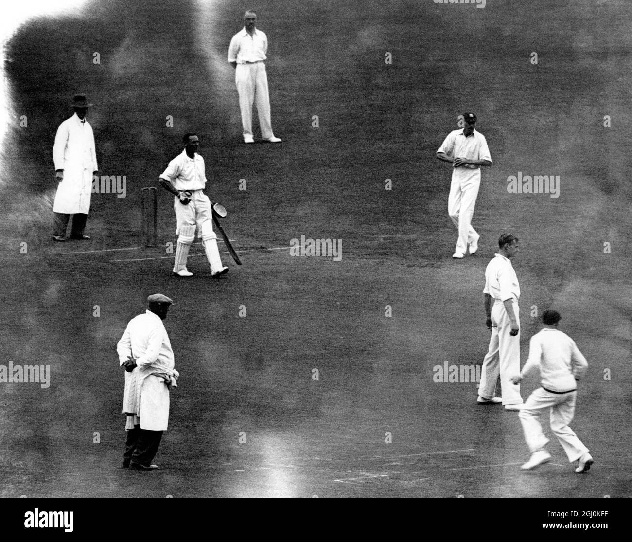 County Cricket, 1930. Surrey gegen Middlesex im Oval. J.B. Hobbs jubelt, nachdem er W. G. Grace's Rekord von 54,896 Läufen in erstklassigen Cricket-Spielen besiegt hat. Stockfoto