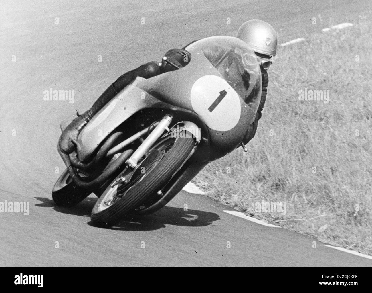 Assen, Holland: Rhodesian Motor-cycling ass, Gary Hocking nimmt eine Haarnadelkurve während der niederländischen T.T. hier, 25. Juni. Hocking Reiten ein M.V. Augusta, gewann die 500 c.c. Veranstaltung. 26. Juni 1961 Stockfoto