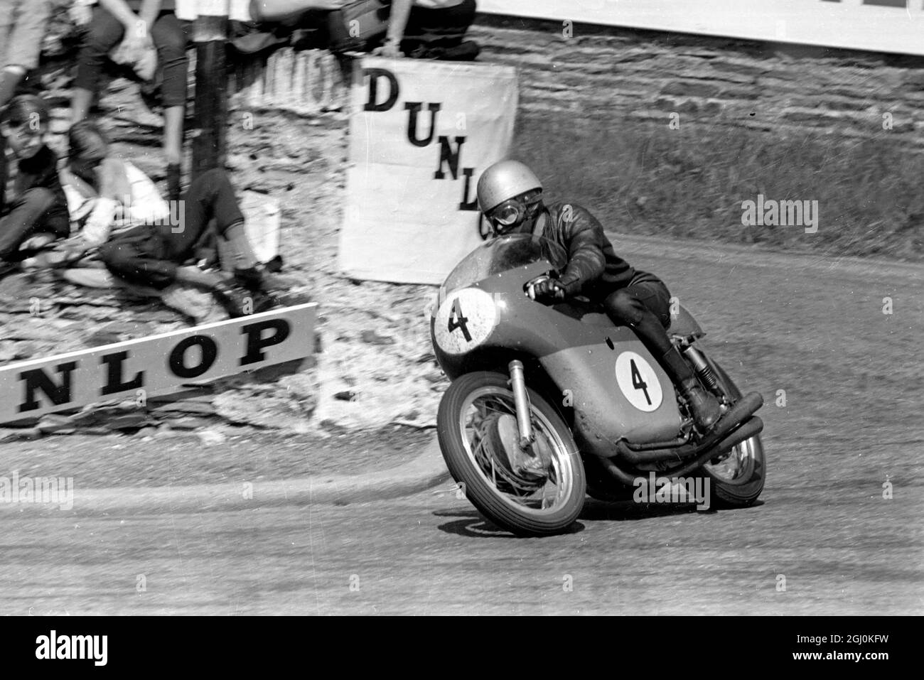 Isle of man: Der 24-jährige Rhodesian Gary Hocking gewann gestern hier sein erstes Senior T.T.-Rennen mit einer Rekordgeschwindigkeit von 103.51 m.p.h für die 226.4 Meilen des Berges, der seine Maschine bis an die Grenzen drückte, Hocking, dieses Jahr fuhr Rhodesian ''Federal Sportsman of the Year'' seinen M.V. Augusta 500 c.c. Vierzylinder-Maschine zu einer Rekordrunde von 105.75 M.P.H. Der bisherige Rekord wurde 1960 von John Surtees mit einer Geschwindigkeit von 104.08 M.P.H. aufgestellt Hocking, der 1958 von Bulawayo ins Land kam und einen M.B.E. hält, nimmt seine Maschine hier in eine rechte Ecke, die sich dem Gouverneur B nähert Stockfoto