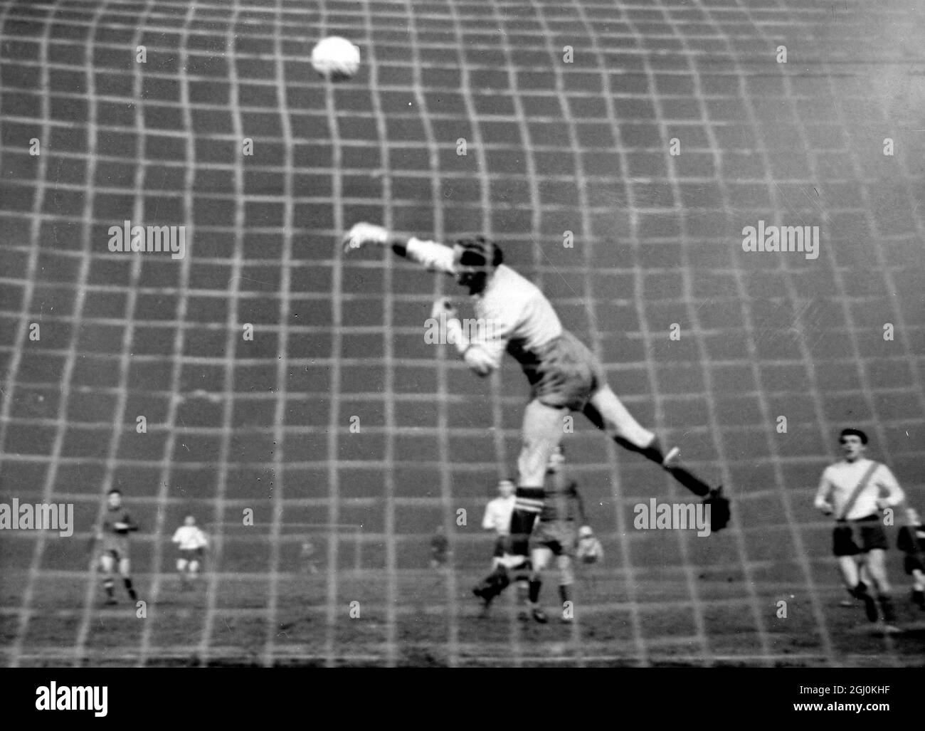 Glasgow: Der keltische Torhüter Simpson schlägt sich gestern Abend bei der Mathe im Viertelfinale des Europameisterschaftscups hier vor Trivic (rechts), der Vojvodina Novi Sad (Jugoslawien). Celtic gewann das Spiel mit zwei Toren auf Null. 9. März 1967 Stockfoto