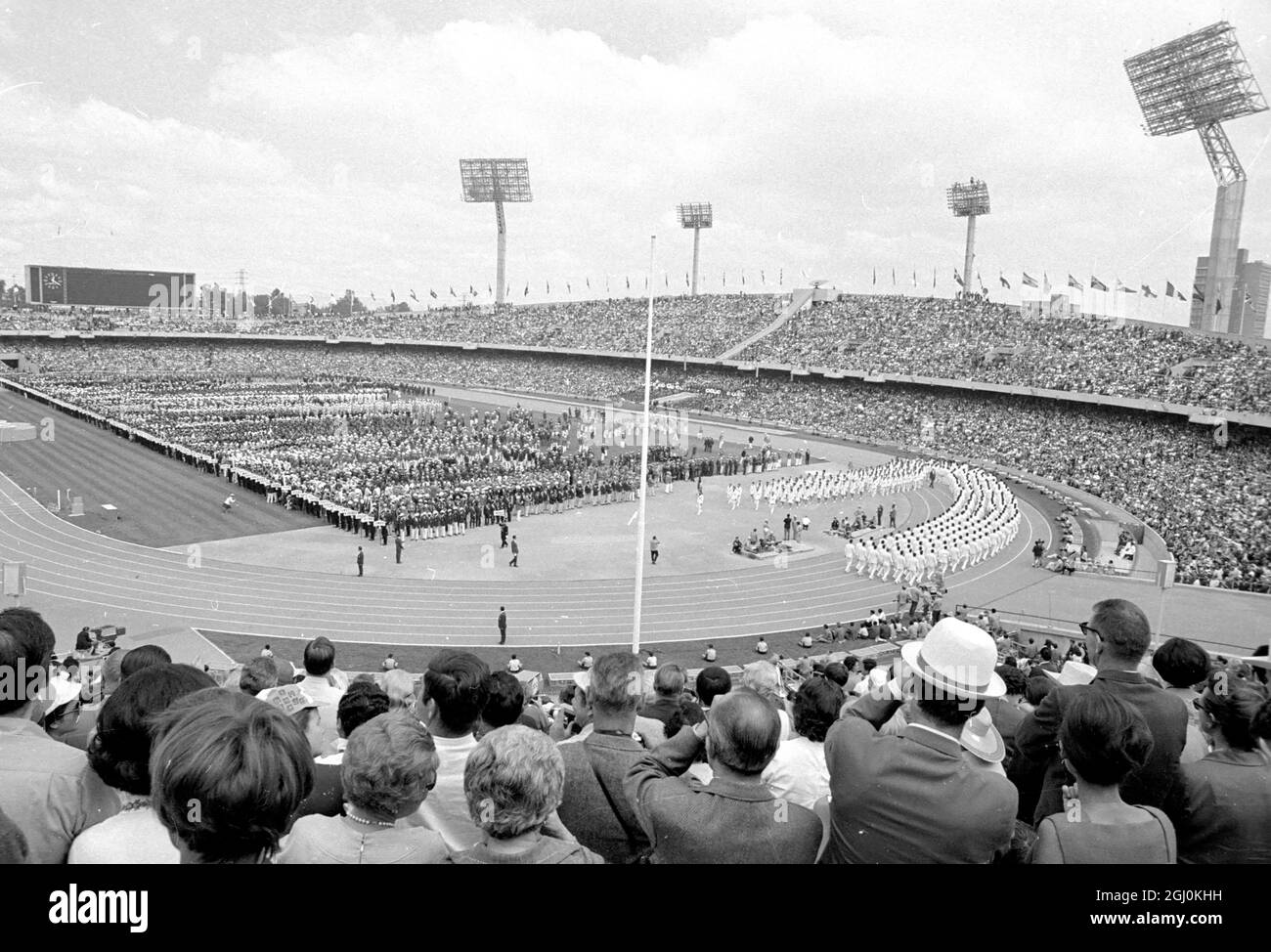 Mexiko-Stadt: Ein allgemeiner Blick auf die märzvergangenheit der konkurrierenden Nationen bei den Olympischen Spielen 1968 . Die Zeremonie signalisierte den Beginn der Spiele am 12. Oktober 1968. Stockfoto