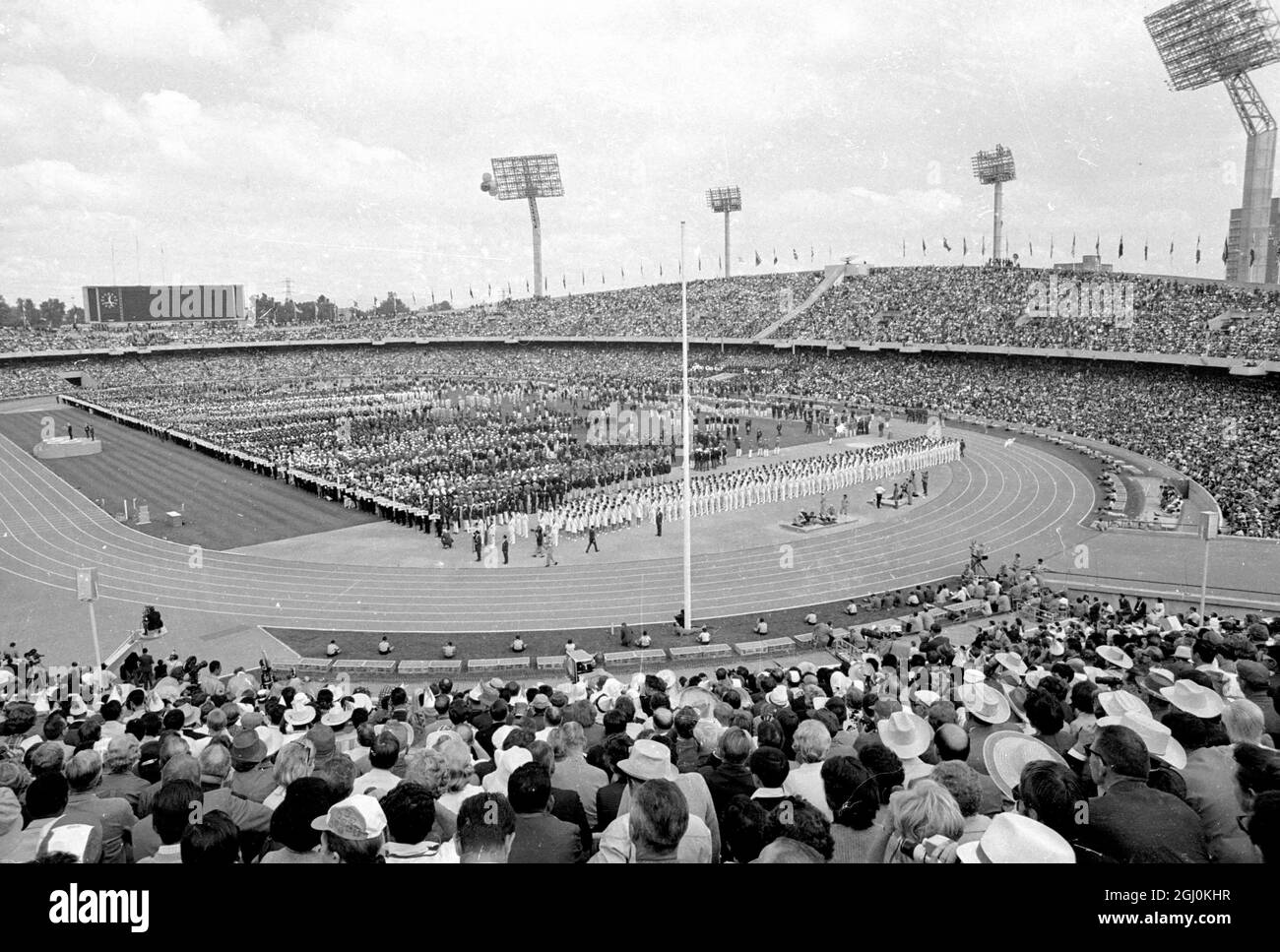 Mexiko-Stadt: Ein allgemeiner Blick auf die märzvergangenheit der konkurrierenden Nationen bei den Olympischen Spielen 1968. Die Zeremonie signalisierte den Beginn der Spiele am 12. Oktober 1968 Stockfoto