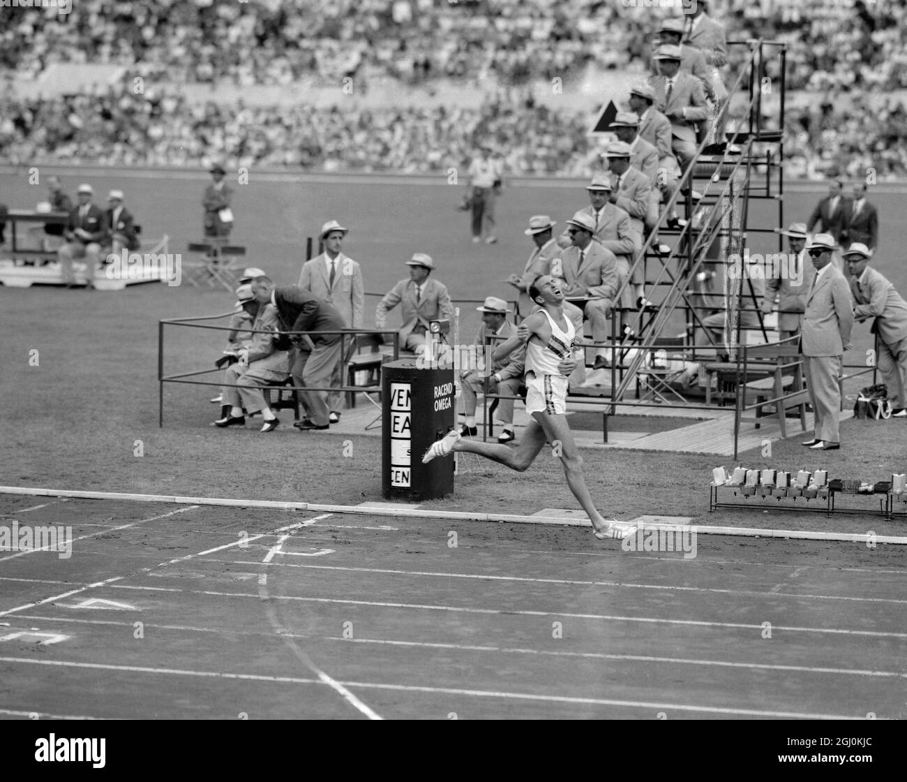 Rom: Herb Elliott aus Australien führt das Feld an, um gestern in Rom das Finale der 1,500 Meter langen Olympischen Spiele der Männer zu gewinnen. Er gewann in der Weltrekordzeit von 3 Minuten und 35.6 Sekunden und wurde von den Italienern als ''Fantastico'' beschrieben.Er beendete 15 Meter vor dem französischen Michel Jazy. 6. September 1960 Stockfoto