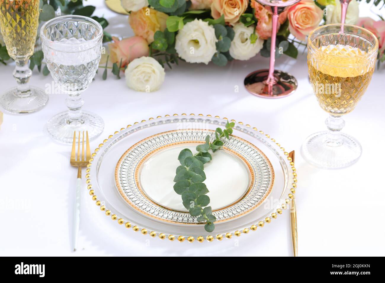 Blumen Tischdekorationen für Feiertage und Hochzeitsessen. Tischset für Urlaub, Event, Party oder Sägeempfang im Restaurant Stockfoto