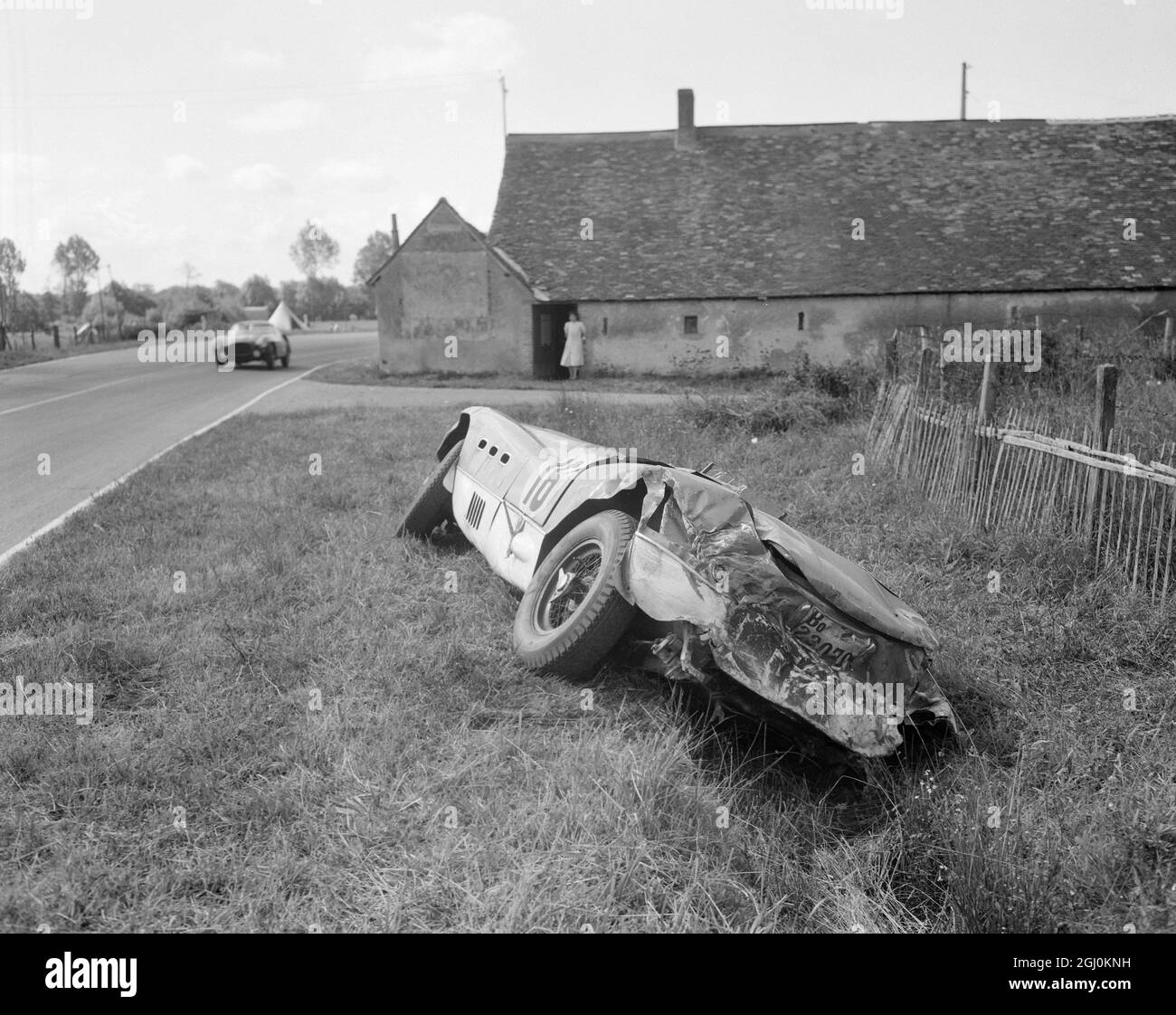 15. Juni 1953 Tom Cole beim 24-Stunden-Rennen von Le Mans getötet der zerstörte Ferrari-Sportwagen von Tom Cole liegt im Graben, wo er nach einer Kurve in Maison-Blanche abgestürzt ist. Cole wurde aus dem Auto geworfen und von einem folgenden Fahrer getroffen, der ihm nicht ausweichen konnte. Stockfoto