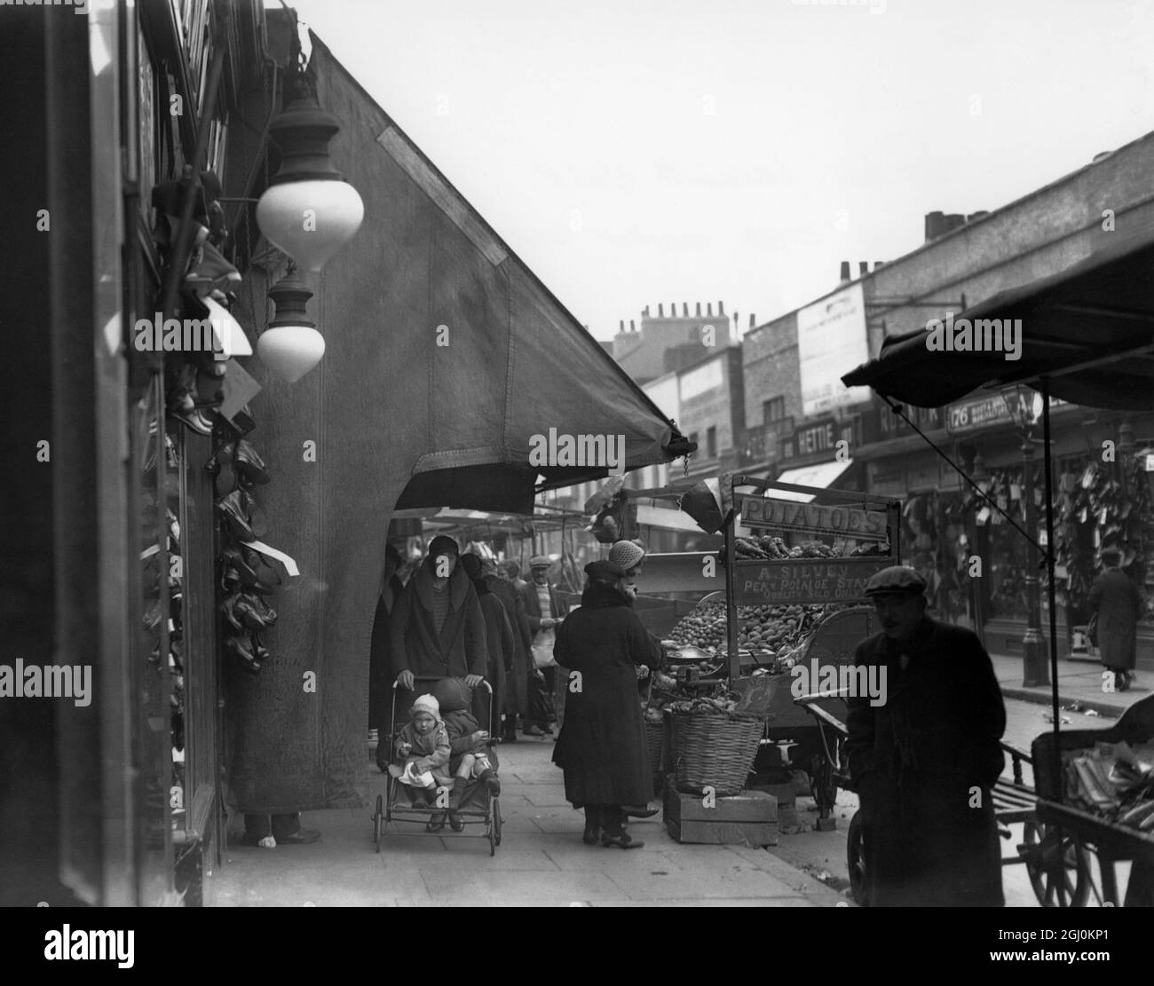 Typische Straßenmarktszene in Lambeth Walk, London - 1932 Stockfoto