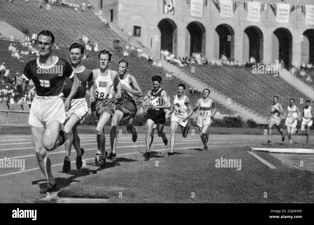 Lauri Lehtinen, finnischer Athlet, führt das Feld während der 5000 Meter langen Veranstaltung bei den Olympischen Spielen 1932 im Coliseum Stadium, Los Angeles, USA, an. Stockfoto