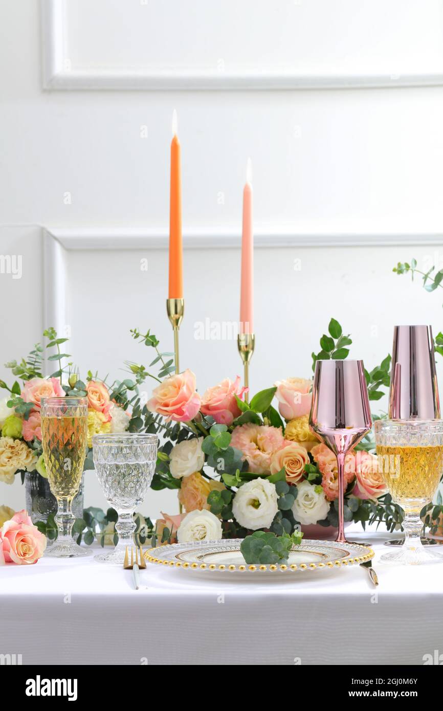 Blumen Tischdekorationen für Feiertage und Hochzeitsessen. Tischset für Urlaub, Event, Party oder Sägeempfang im Restaurant Stockfoto