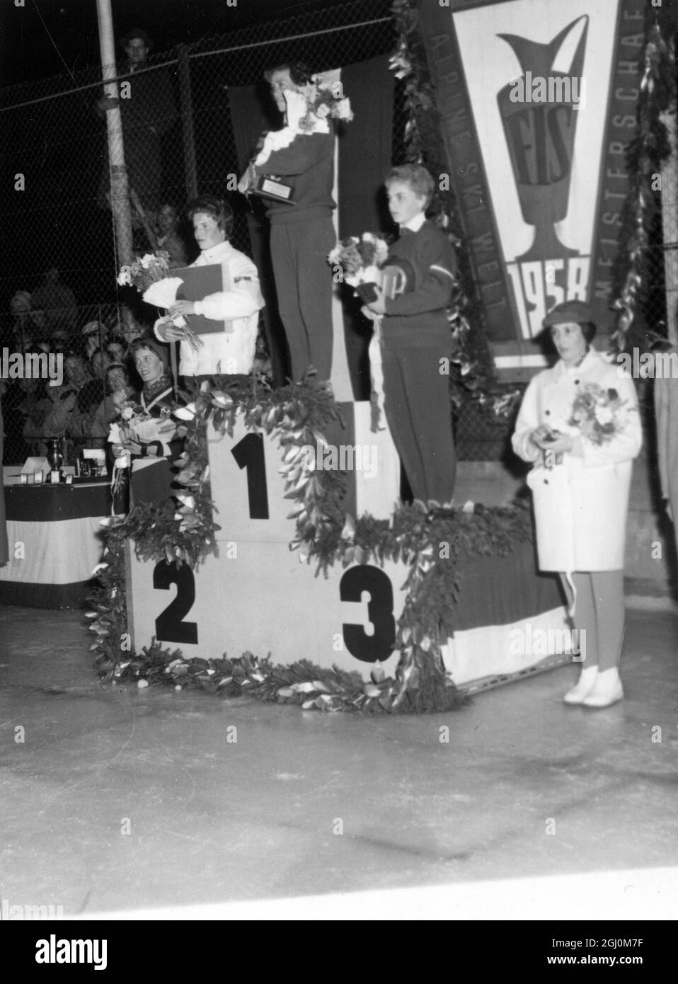 Am Stand nach der Siegerehrung für die Damen-Alpine-Kombination in Bad Gastein Österreich sind Sieger und Läufer Von links nach rechts Berit Stuve aus Norwegen 4. Lucille Wheeler aus Kanada 2. Die Gewinnerin Frieda Daenzer aus der Schweiz Putzi Frandl aus Österreich 3. Und Daniele Telinge aus Frankreich 5. Februar 11 1958 Stockfoto