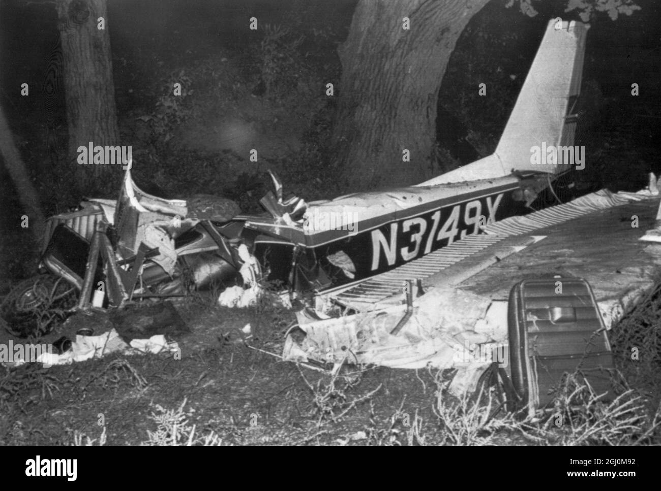 577382 der Absturz, bei dem Rocky Marciano starb. Das flügelfreie Wrack des Leichtflugzeugs, in dem der ehemalige Schwergewicht-Boxer Rocky Marciano und zwei andere Männer bei einem Flugzeugabsturz ums Leben kamen. Es wird angenommen, dass das Flugzeug im Motor an Strom verlor und auf einer Kuhweide in einer kleinen Stadt östlich von des Moines abstürzte. Es war ein Tag vor dem 46. Geburtstag des Boxers. Newton, Iowa, USA - 31. August 1969 Credit: TopFoto.co.uk Stockfoto 577382 der Absturz, bei dem Rocky Marciano starb. Das flügelfreie Wrack des Leichtflugzeugs, in dem der ehemalige Schwergewicht-Boxer Rocky Marciano und zwei andere Männer bei einem Flugzeugabsturz ums Leben kamen. Es wird angenommen, dass das Flugzeug im Motor an Strom verlor und auf einer Kuhweide in einer kleinen Stadt östlich von des Moines abstürzte. Es war ein Tag vor dem 46. Geburtstag des Boxers. Newton, Iowa, USA - 31. August 1969 Credit: TopFoto.co.uk Stockfoto