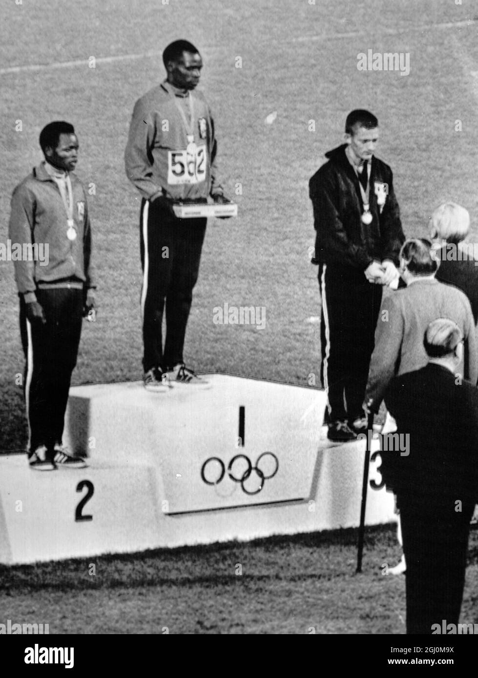 Mexico City Gewinner von 3,000 Metern Hindernislauf erhalten ihre Medaillen. Von links nach rechts B . Kogo (Kenia), Silber; A. K Biwott (Kenia) Gold und G . Jung (USA .) Bronze 17. Oktober 1968 Stockfoto
