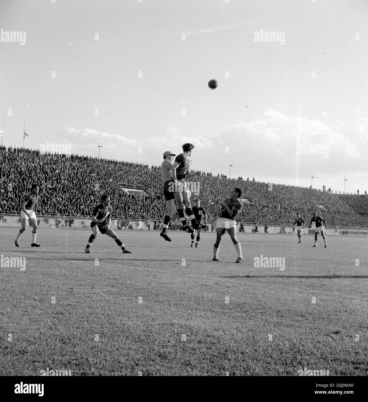 Der Athens Irish Jack Kennedy (mit Mütze), Torwart der britischen Amateurfußballmannschaft beim olympischen Qualifikationsspiel in Tokio gegen Griechenland in Athen. Griechenland gewann vier Tore zu einem. 9. April 1964 Stockfoto