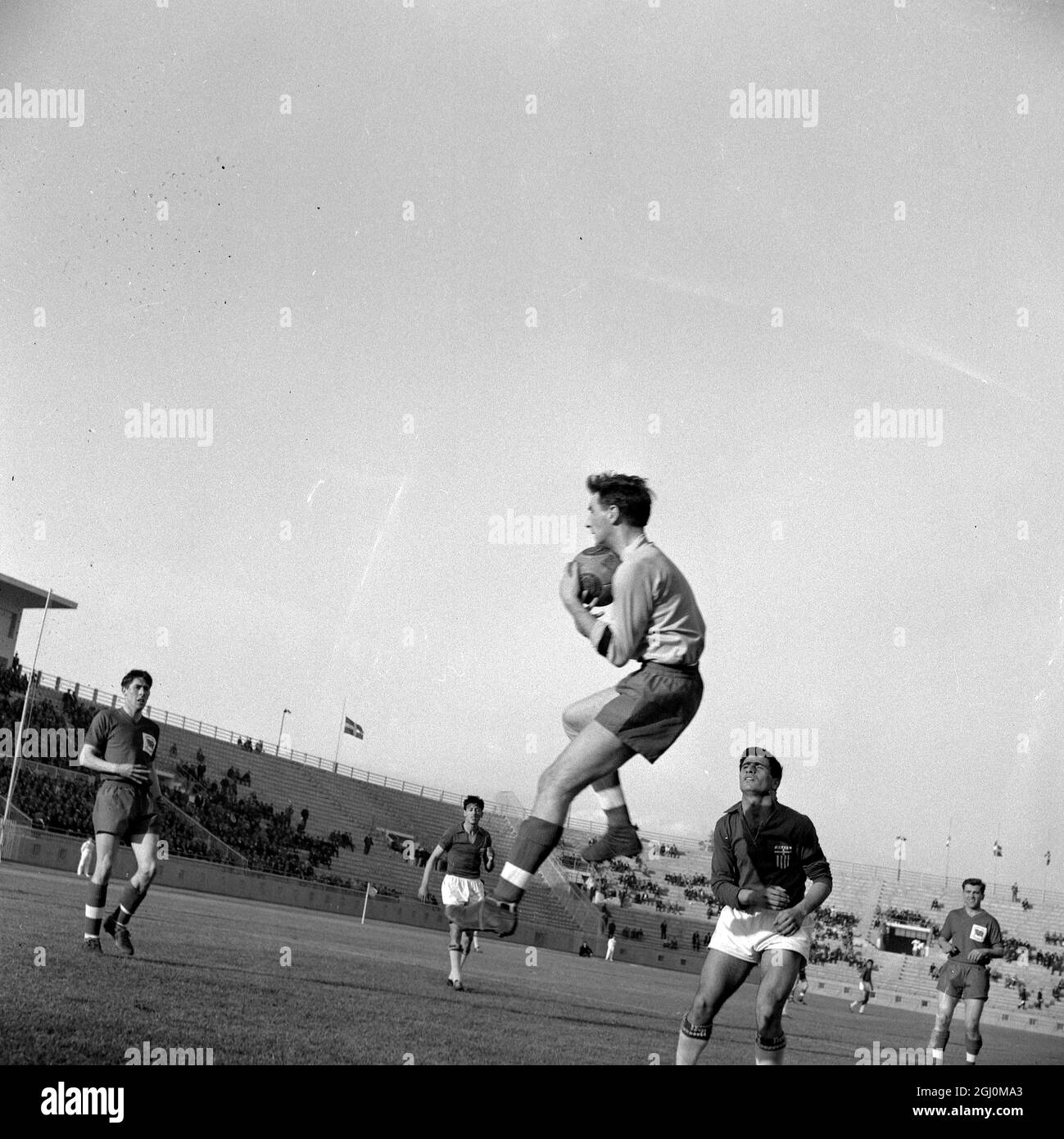 Der Athens Irish Jack Kennedy , Torhüter der britischen Amateurfußballmannschaft, macht beim olympischen Qualifikationsspiel in Tokio gegen Griechenland in Athen ein brillantes hohes Niveau. Griechenland gewann vier Tore zu einem. 9. April 1964 Stockfoto