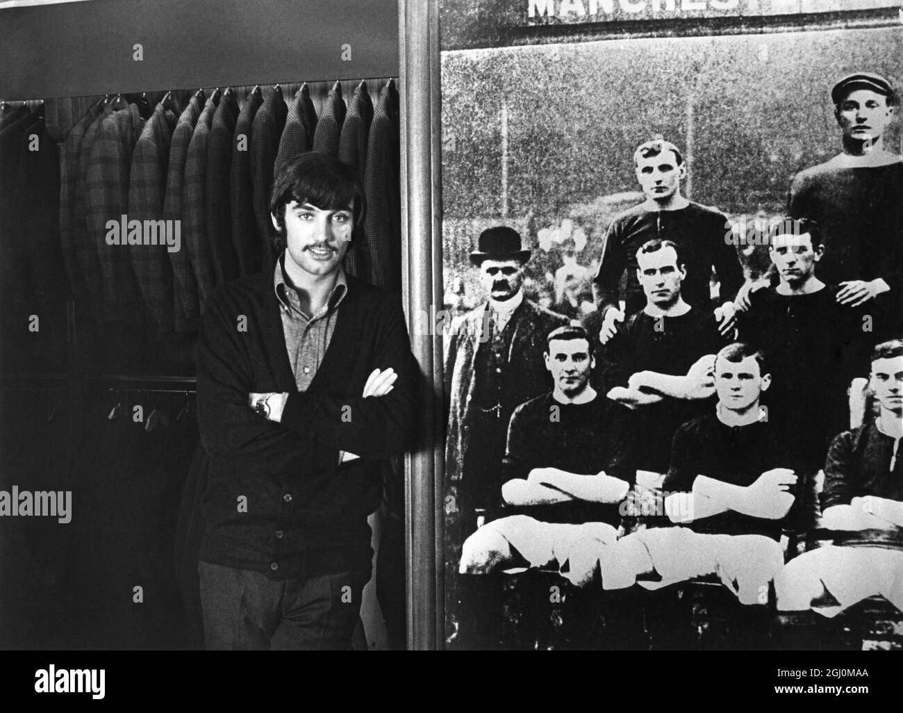 George Best steht neben einem Teamfoto von Manchester United, aufgenommen in der Saison 1905 - 06 Stockfoto
